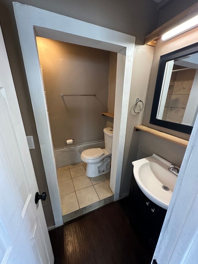 Primary Photo - 1 Bedroom 1 Bath duplex in Roseville!