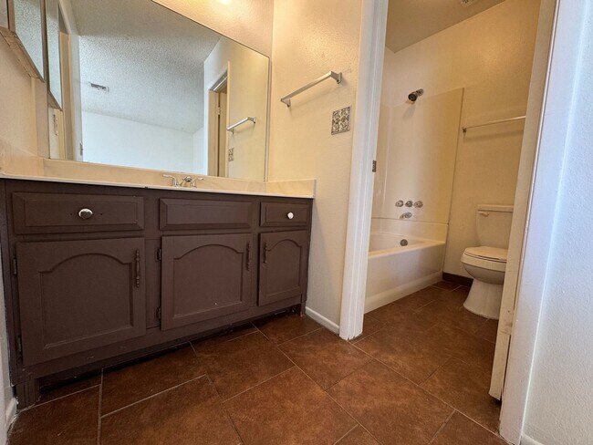 Foto del edificio - ADORABLE 2 BEDROOM 2 BATHROOM TOWNHOUSE WI...