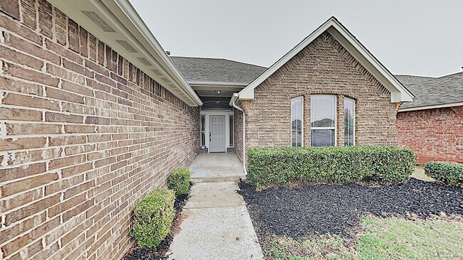 Building Photo - 4 Bedroom 2 Bath 3 Car Garage Home With Bo...