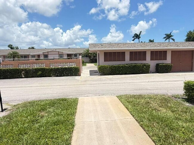 Foto del edificio - 2727 Dudley Dr W