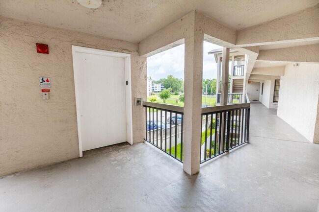 Foto del edificio - Spectacular 2 Bed/2Bath LAKE FRONT Condo F...