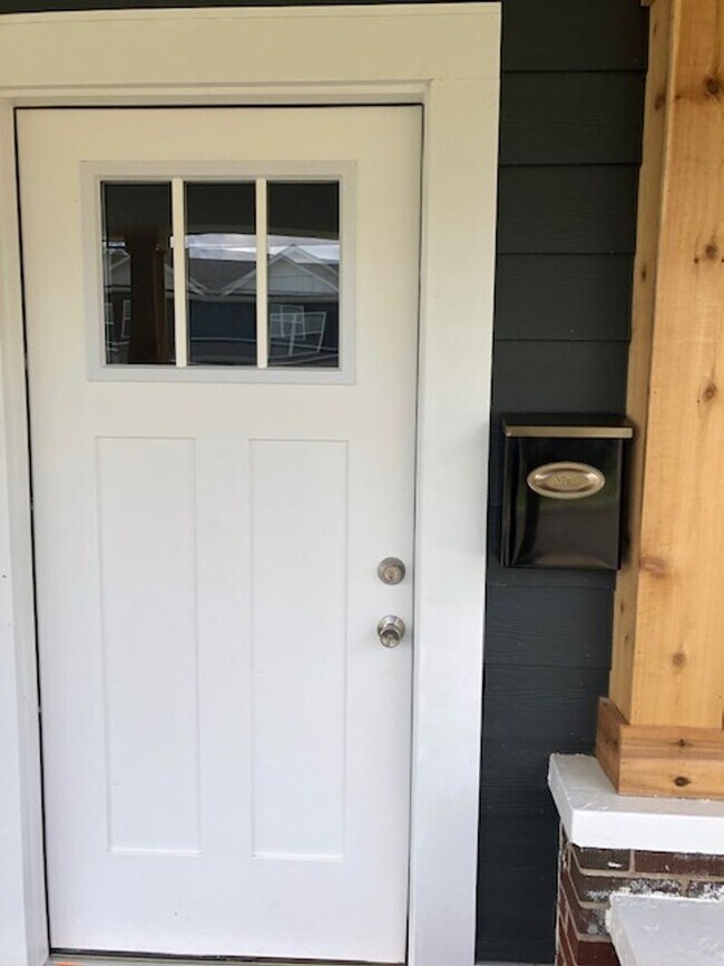 Building Photo - 2 bedroom 1 bath newly remodeled home