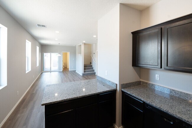 Foto del edificio - 4bd/3ba Townhome Available for Immediate M...