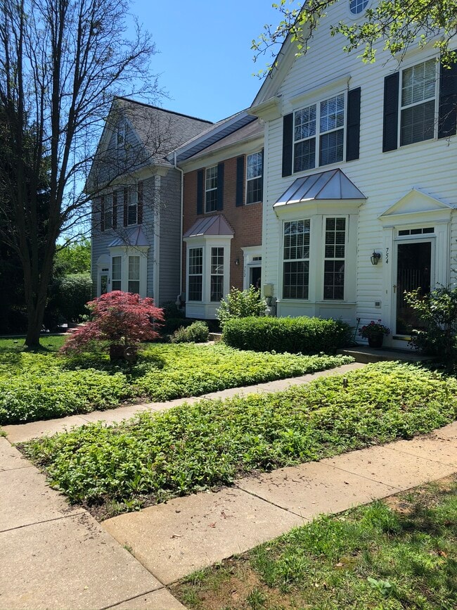 courtyard view - 752 Howards Loop