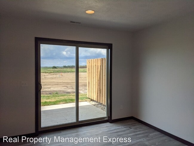 Building Photo - 3 br, 1.5 bath House - 2224 S Ronsiek Ave