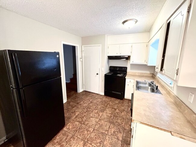 Building Photo - THREE BEDROOM/TWO BATH SPACIOUS HOME - CEN...