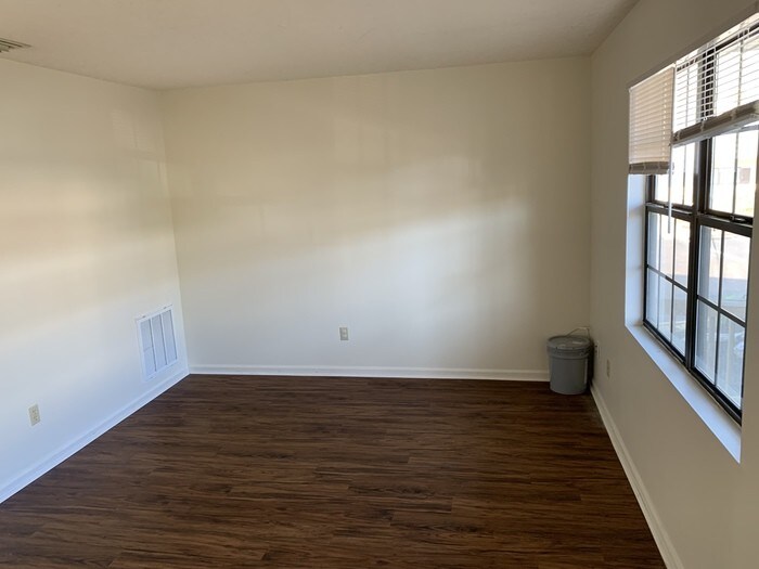 Building Photo - Two Bedroom with Basement in Campbell County