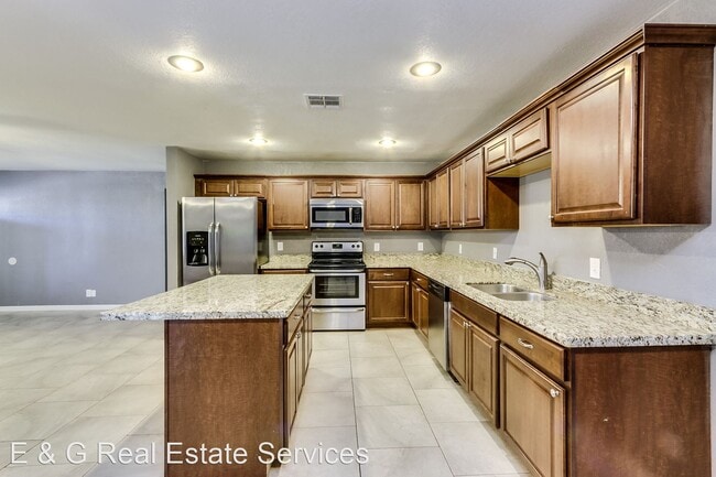 Foto del edificio - 5 br, 3 bath House - 1708 N Daffodil St