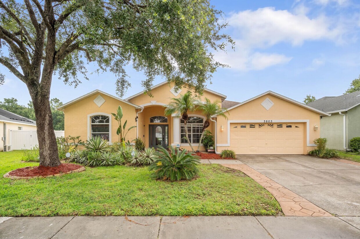 Primary Photo - Spacious 4BR Pool Home with Jacuzzi in Des...