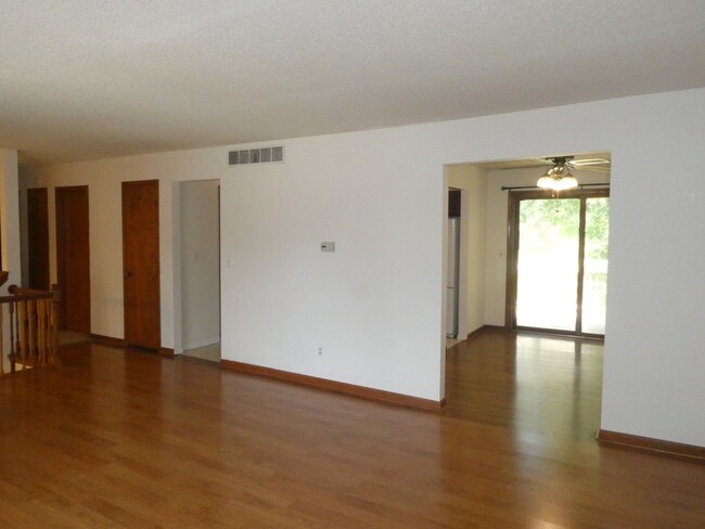 Building Photo - 3 bedroom split level home South Columbia ...