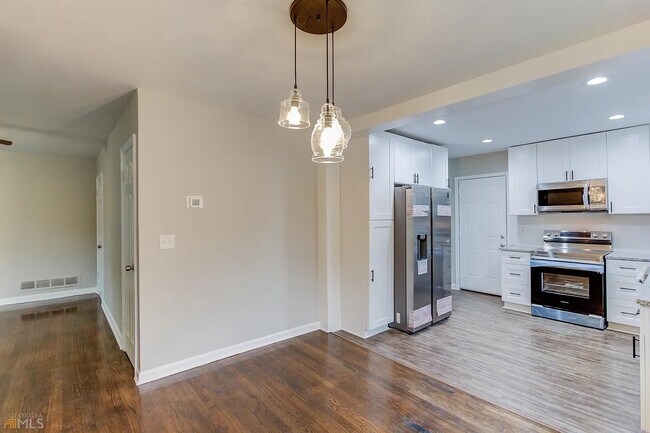 Foto del edificio - Room in House on Oldknow Dr NW