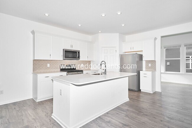 Foto del edificio - Come Home to This New TownHome! Maintenanc...