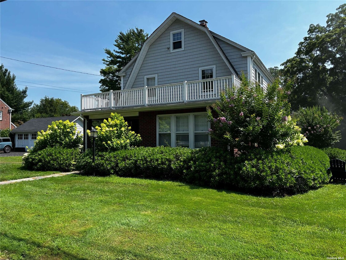 Primary Photo - 160 W Neck Rd