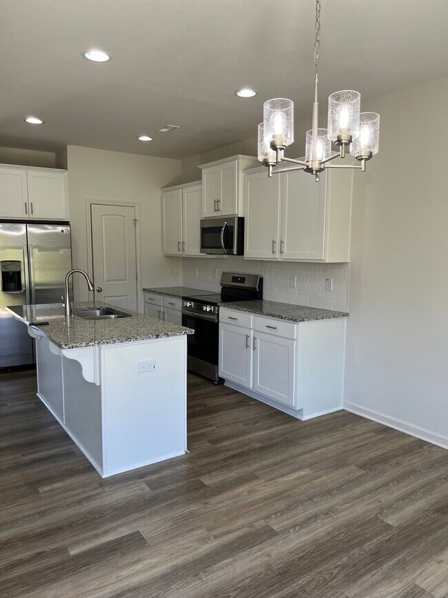 Building Photo - Charming 1.5 year new 3BR plus huge loft  ...