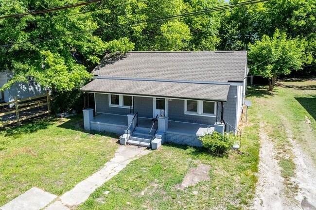 Building Photo - Recently Renovated Three bedroom Home!