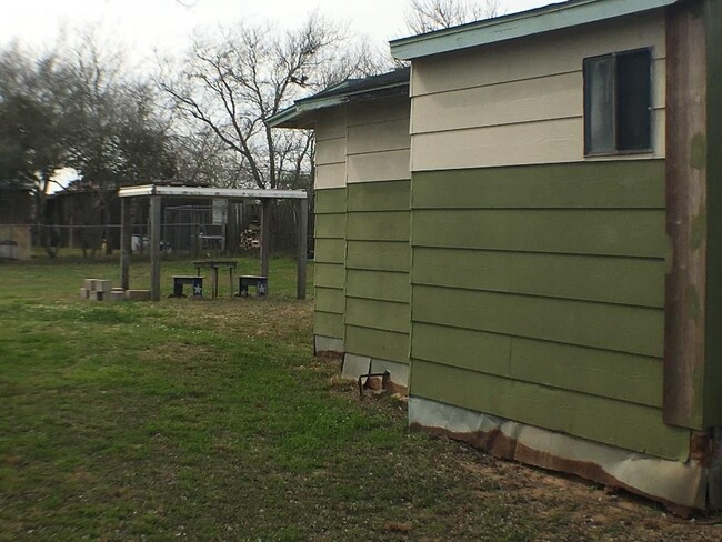 Building Photo - 607 W Garza St
