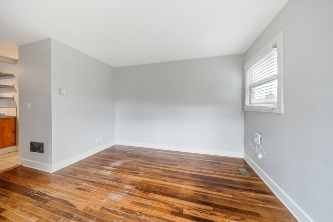 Building Photo - MF 26 - Burnside Duplex