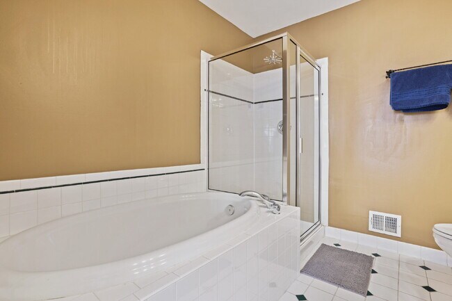 Building Photo - Spacious, Private AND Convenient 2-Level C...