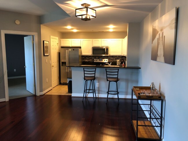 entry3 - 718 W Trade St