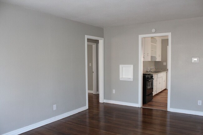 Building Photo - 2 bed, 2 Living areas! Close to Tinker