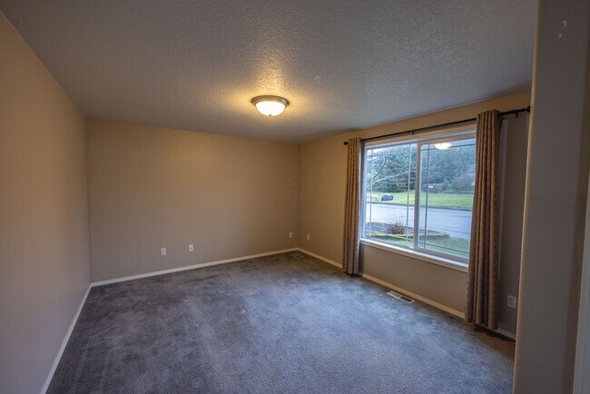 Building Photo - Three bedroom, plus bonus room, one level ...