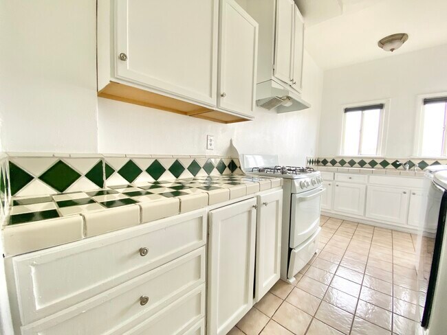 Building Photo - 1306 S Cloverdale Ave