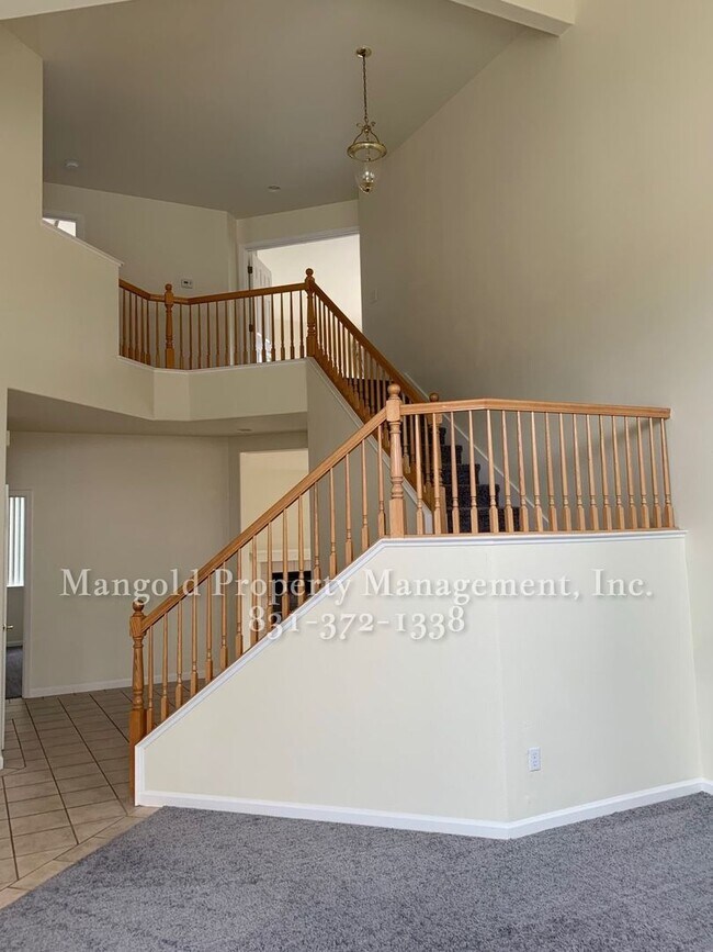 Building Photo - Spacious Home In Marina Neighborhood with ...