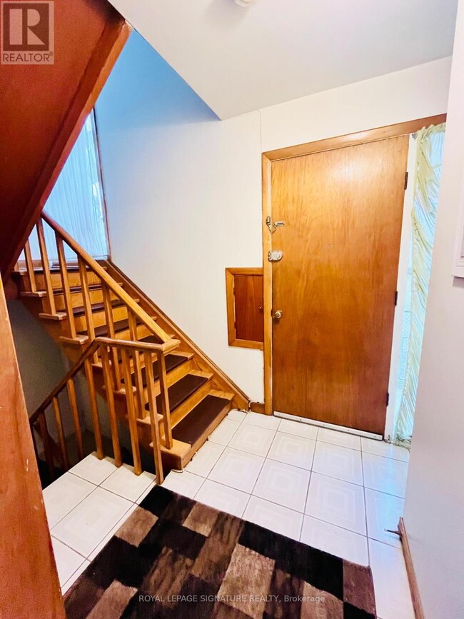 Building Photo - 214 Queenslea Ave