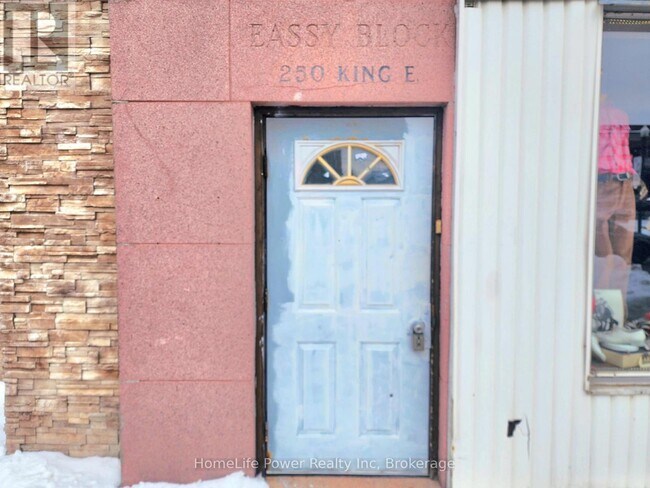 Photo du bâtiment - 250 King St E
