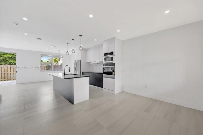 Building Photo - 964 NE 41st Pl