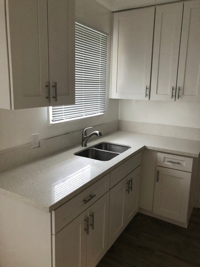 Foto del edificio - 11666 Chandler Blvd