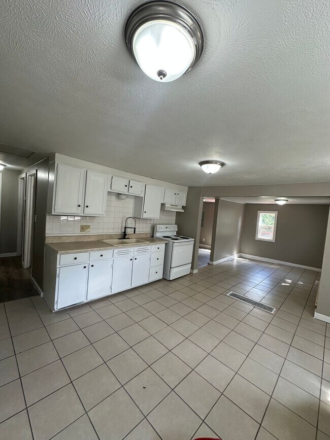Foto del edificio - 3bedrooms 1 full bathroom.