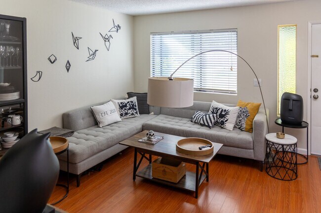 Foto del edificio - For Rent: Charming 2-Bedroom, 2-Story Condo