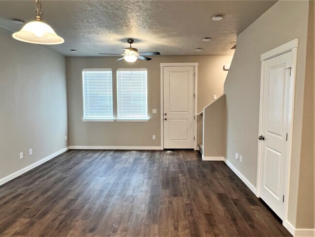 Building Photo - Newer 2 bed 2.5 bath townhome in Nampa, ju...