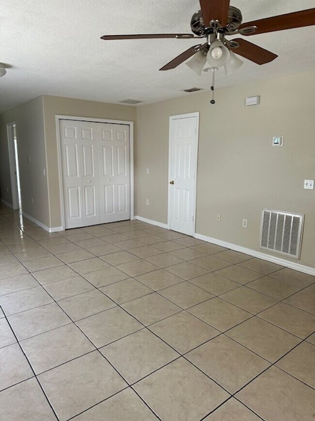 Building Photo - 4/3 Duplex in Poinciana