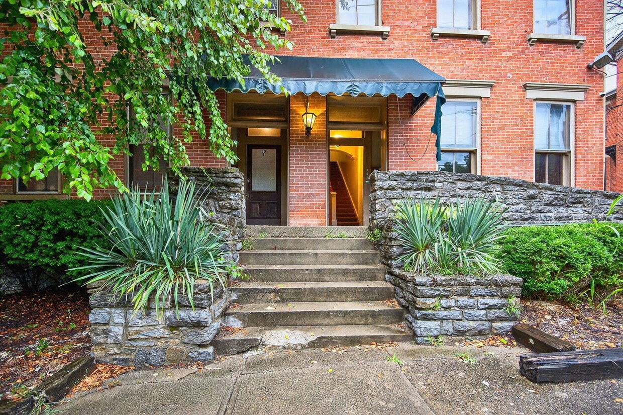 Primary Photo - 28 E Hollister St