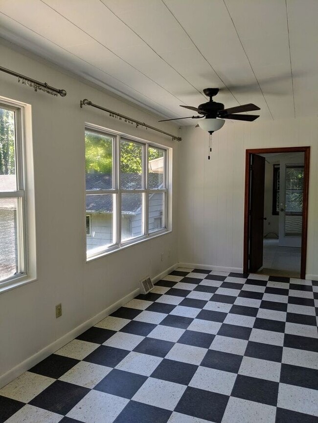 Building Photo - Asheville Cottage! Excellent Location