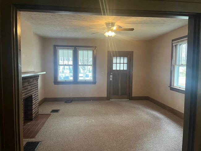 Building Photo - 225 E Allen St