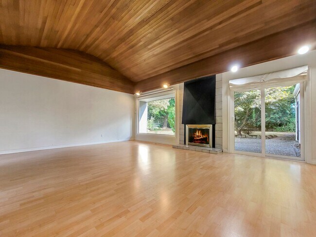 Building Photo - Luxurious 2-Story Home in Somerset with Ab...