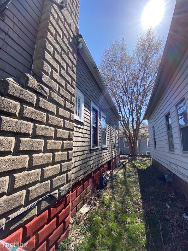 Building Photo - 817 W Armstrong Ave