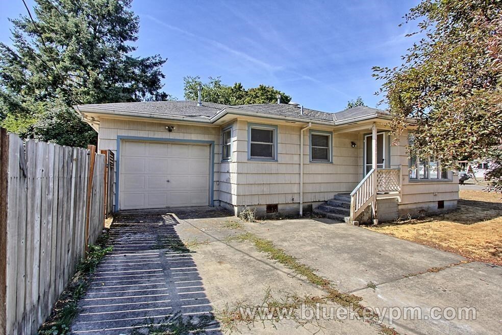 Primary Photo - 2 Bed 1 Bath Home with Huge Bonus Room Nea...