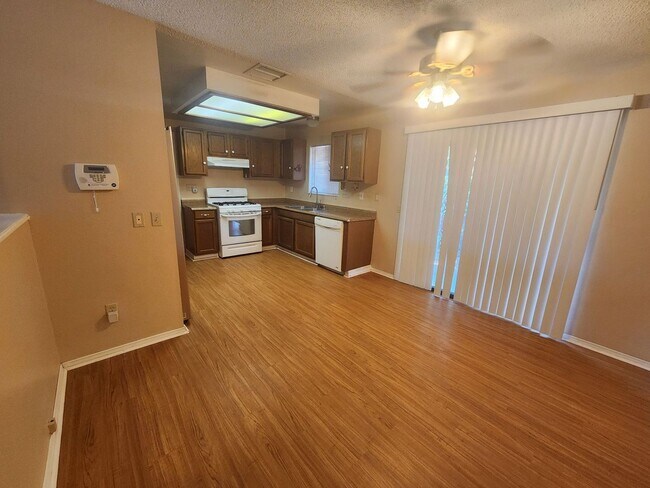 Foto del edificio - Corner Lot 2 Bedroom w/ 2 Car Garage