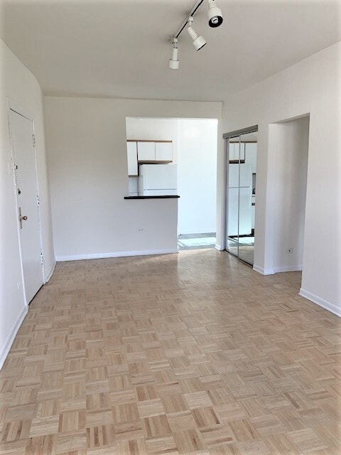 Building Photo - 644 W Wrightwood Ave