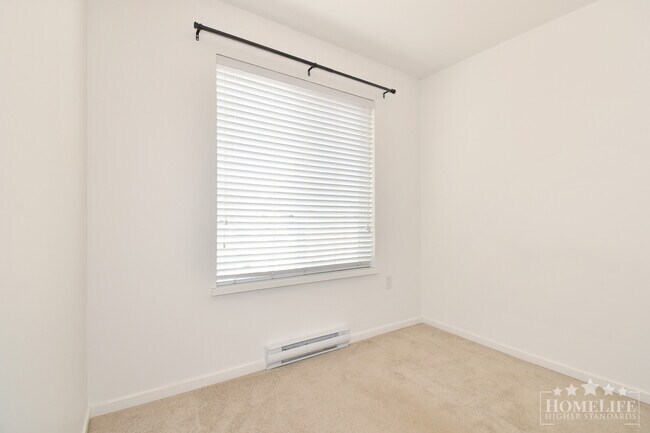 Building Photo - Spacious 4 Bed, 4 Bath Townhouse in Surrey