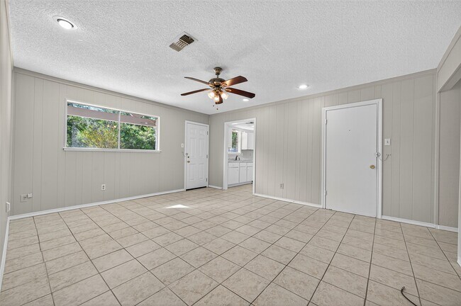 Foto del edificio - 7230 Oak Village Dr