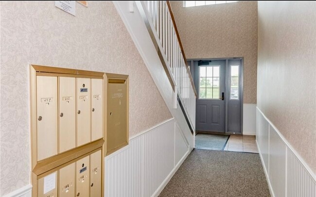 Building Photo - Crestmont 104