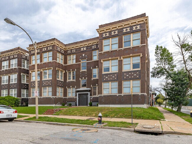 Building Photo - 5855 Washington Blvd