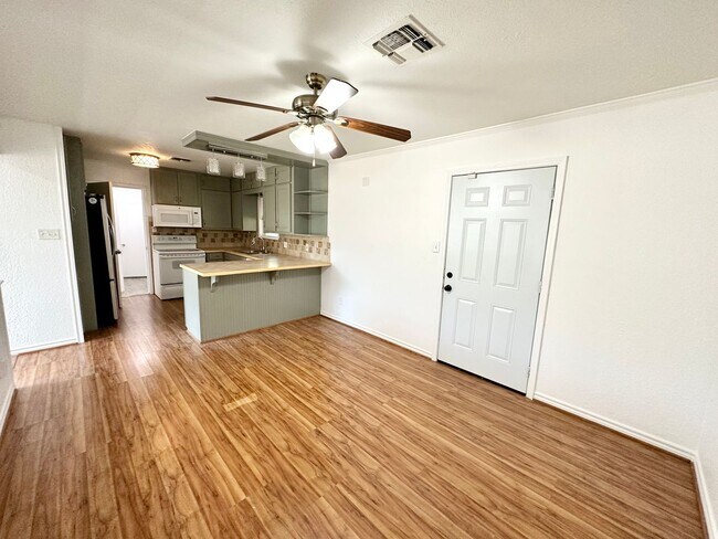 Foto del edificio - Valley Mills - Quiet Street 3/1 with detached 2 car garage