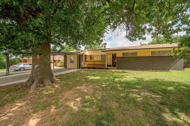Foto del edificio - 1021 W Woodcrest Dr