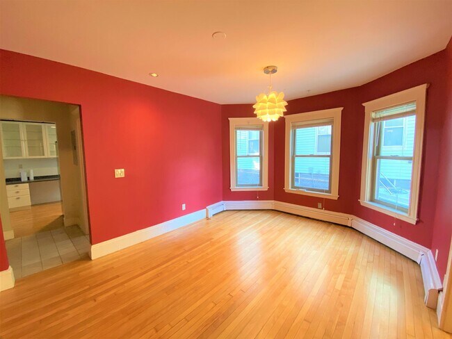 Building Photo - 49 Russell Rd